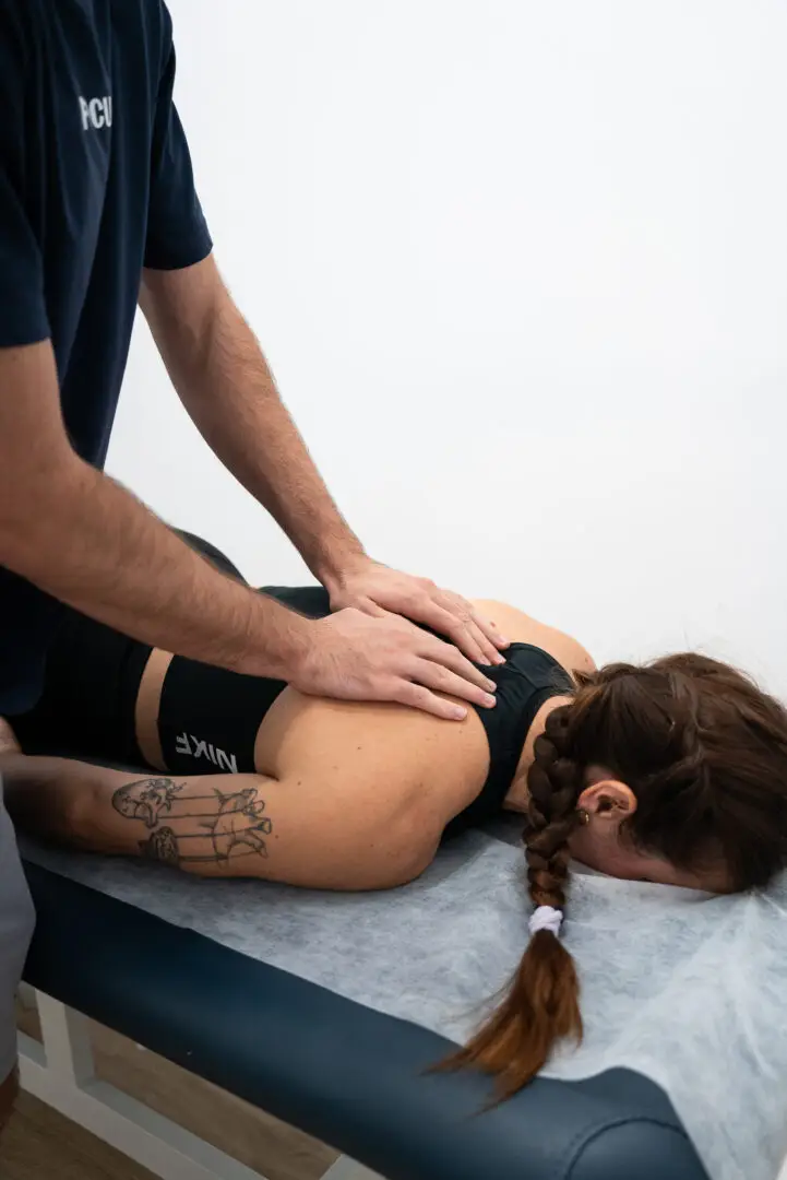 Sesión de terapia manual sobre camilla en la Clínica Focus.