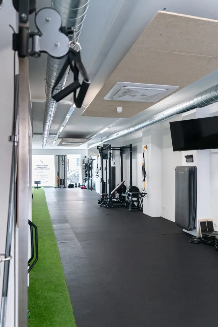Sala de la Clínica Focus con anclajes de suspensión y espacio libre para trabajar el movimiento.